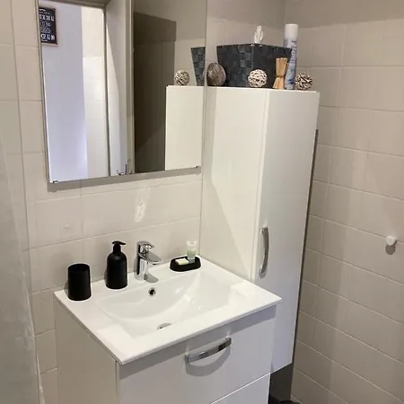 Апартаменты Calme Et Bien Situe *